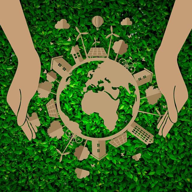 manos protegiendo planeta verde